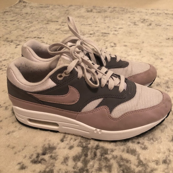 Nike Shoes - Nike Air Max 1